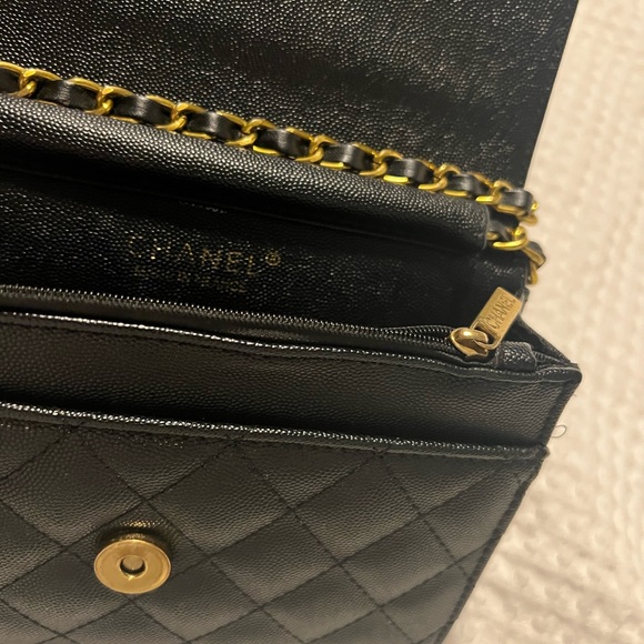 CHANEL Black Quilted Shoulder Bag with Gold Chain - Picture 4 of 5